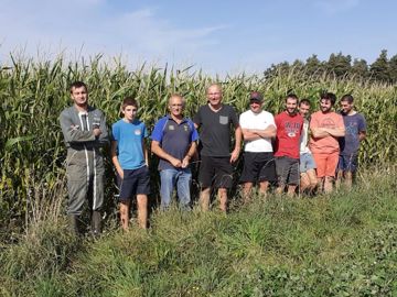 
						Essais. Groupe d’éleveurs de Saugues, une zone plus humide très sensible au gel. Le choix de parcelles exposées au vent pour chasser l’humidité autorise une récolte estimée entre 9 et 10 tMS. 
							© Patrice Mounier
